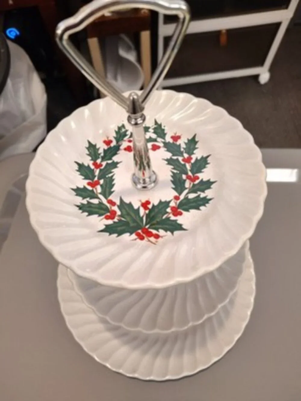 CHRISTMAS PLATE 3 TIERS OF 10, 7AND 6 INCH PLATES IN A HOLLY PATTERN BEAUTIFUL
